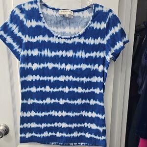 Jones New York Blue and White Patterned Short Sleeve Tee